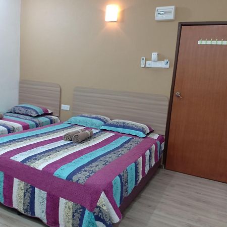 Cityscape Lodge: Budget-Friendly Stay with Free WiFi & Parking Lumut Exterior photo