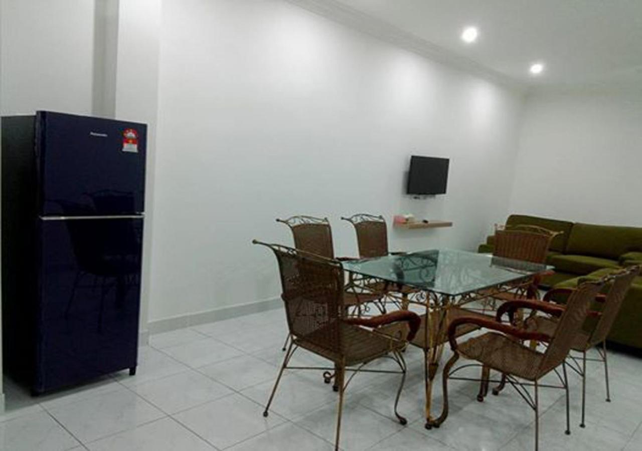 Cityscape Lodge: Budget-Friendly Stay with Free WiFi & Parking Lumut Exterior photo