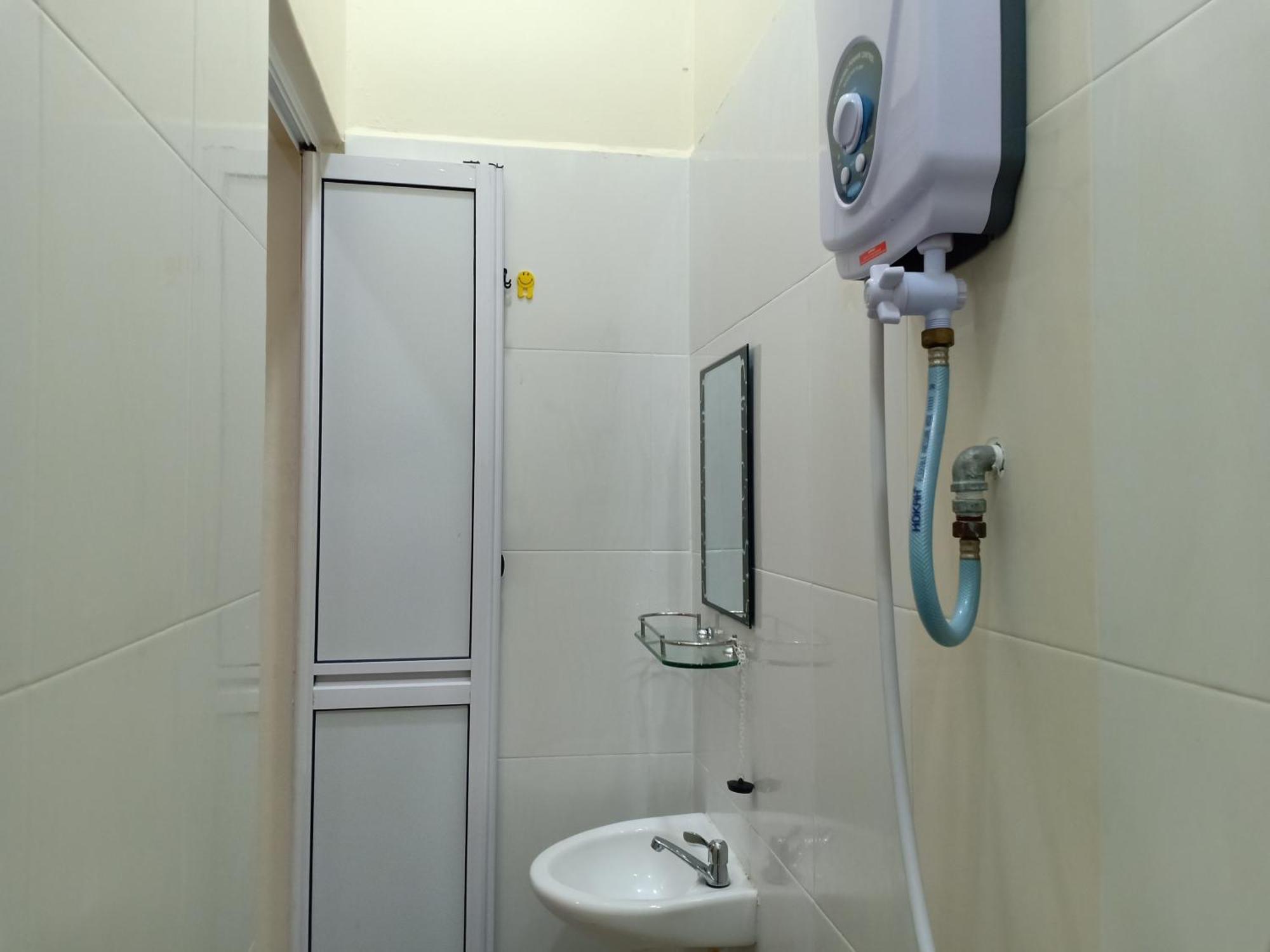 Cityscape Lodge: Budget-Friendly Stay with Free WiFi & Parking Lumut Exterior photo