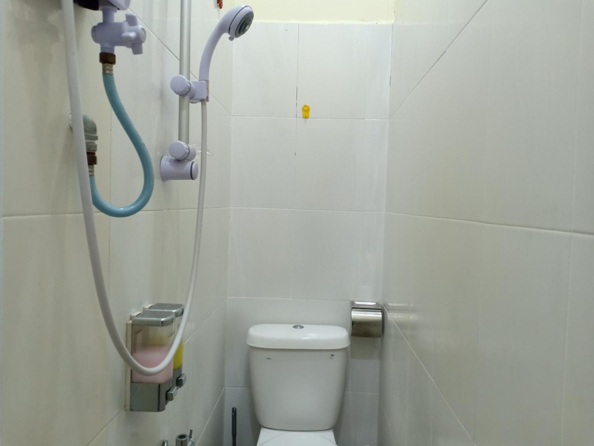 Cityscape Lodge: Budget-Friendly Stay with Free WiFi & Parking Lumut Exterior photo