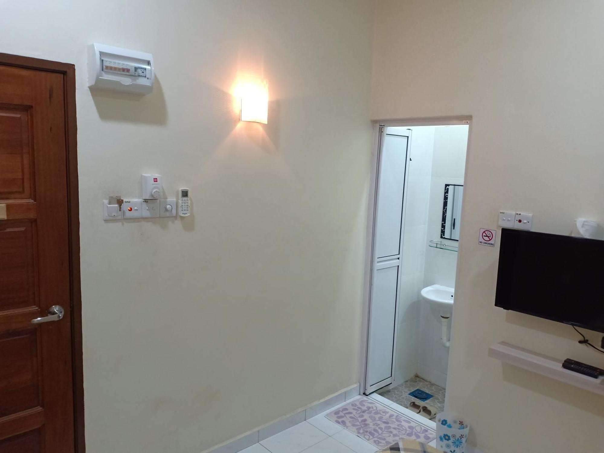 Cityscape Lodge: Budget-Friendly Stay with Free WiFi & Parking Lumut Exterior photo