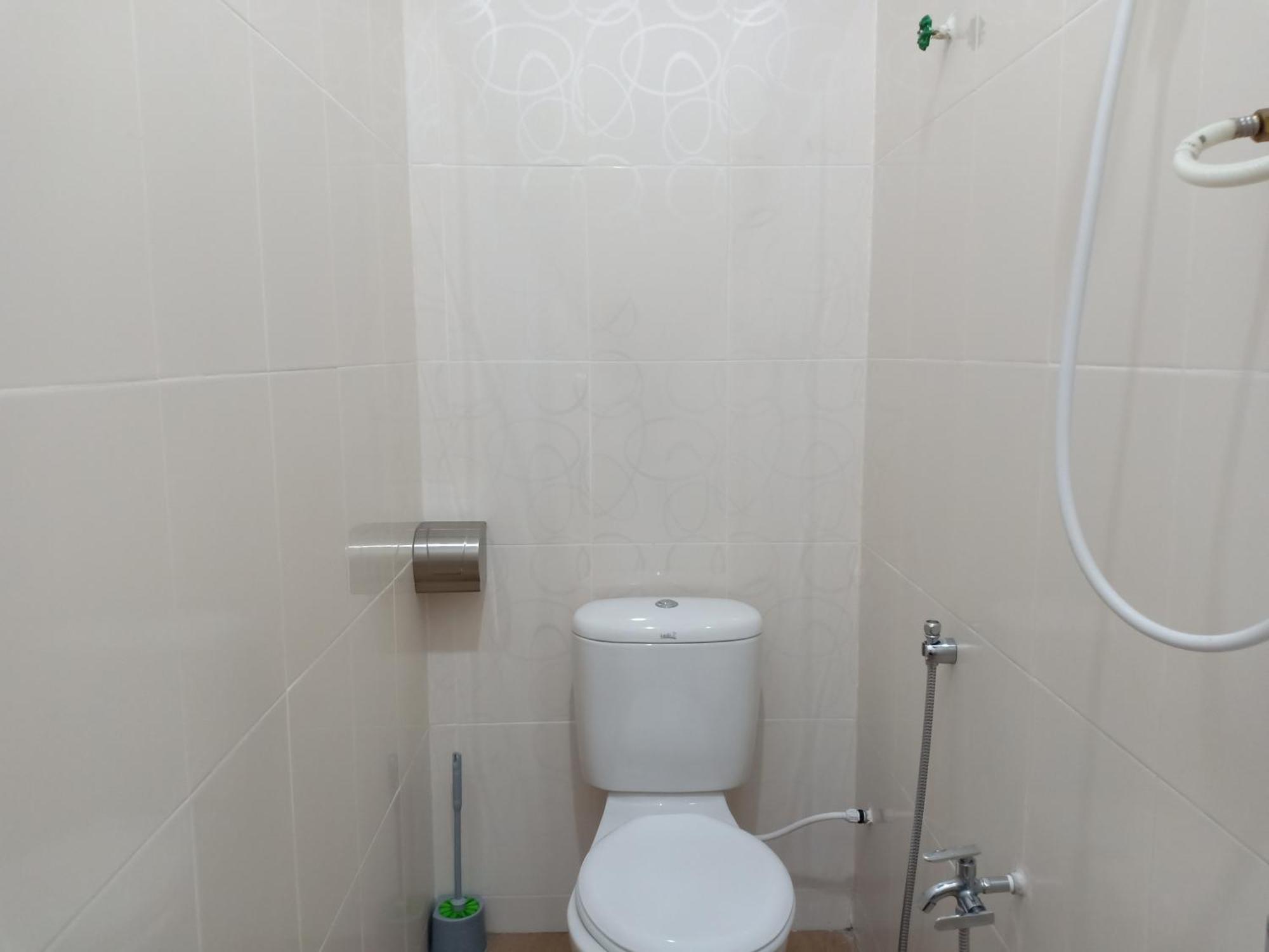 Cityscape Lodge: Budget-Friendly Stay with Free WiFi & Parking Lumut Exterior photo