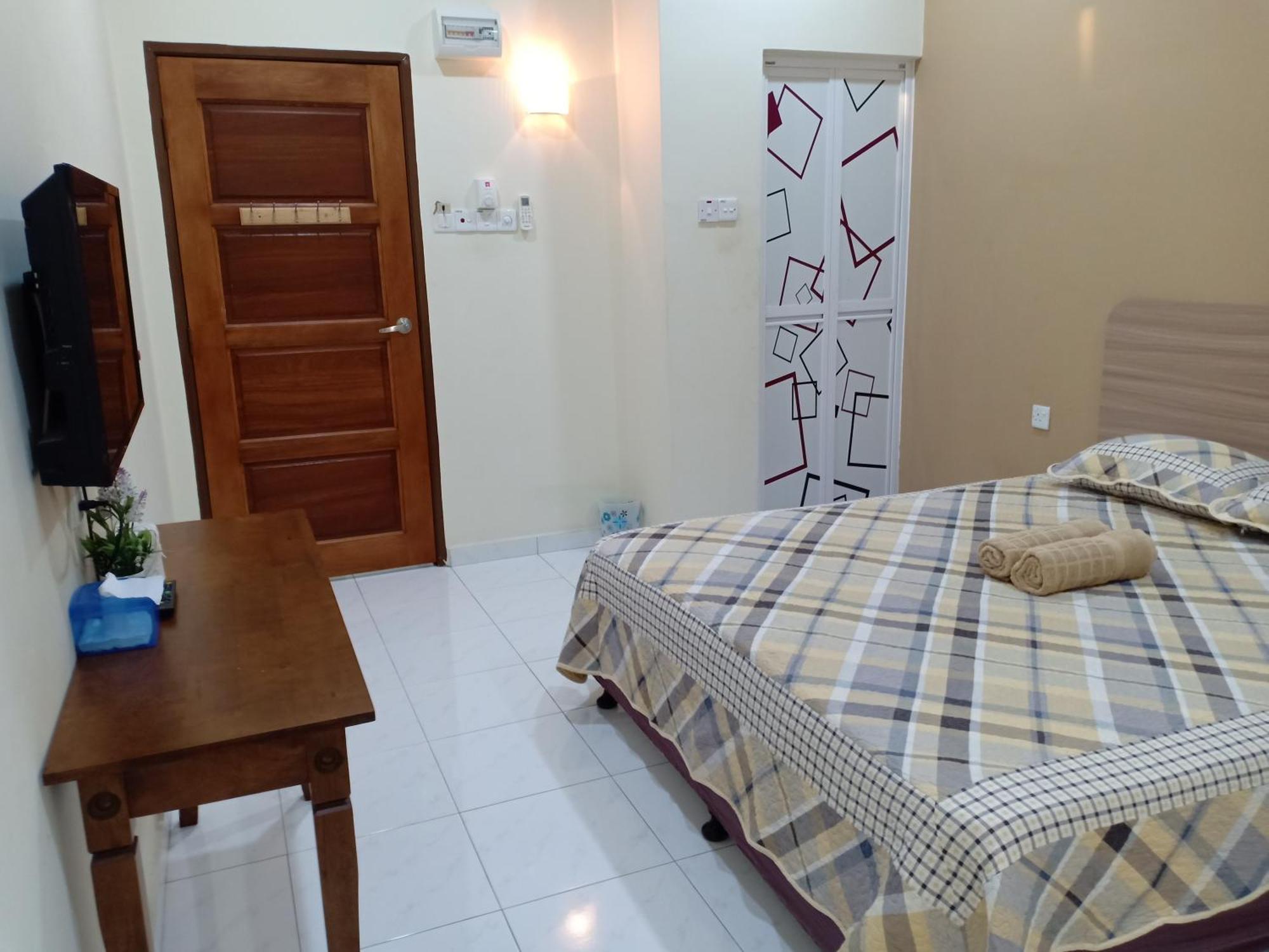 Cityscape Lodge: Budget-Friendly Stay with Free WiFi & Parking Lumut Exterior photo