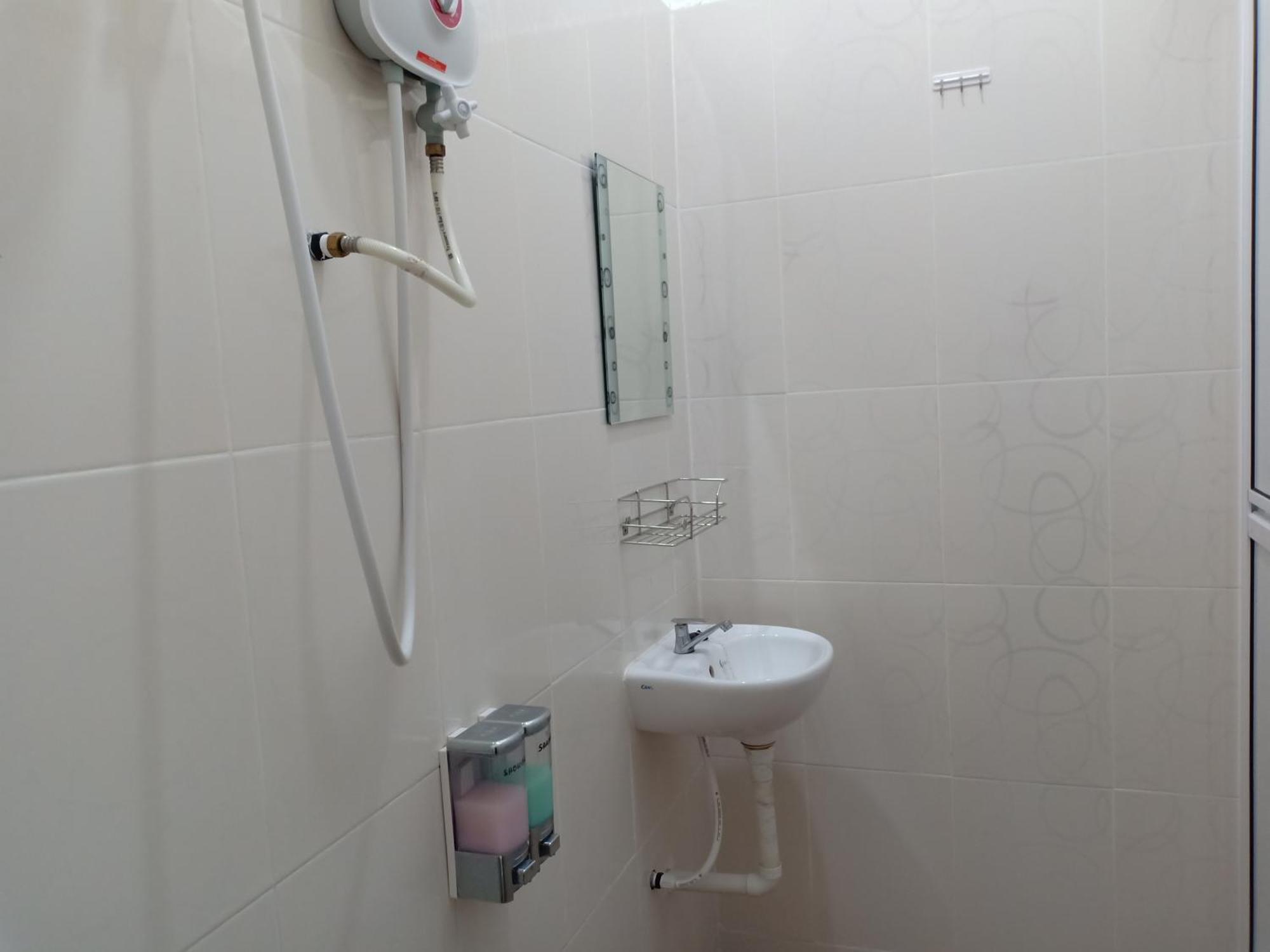 Cityscape Lodge: Budget-Friendly Stay with Free WiFi & Parking Lumut Exterior photo