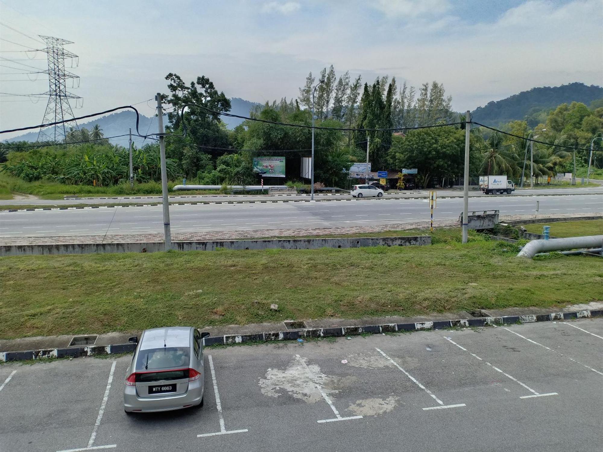 Cityscape Lodge: Budget-Friendly Stay with Free WiFi & Parking Lumut Exterior photo