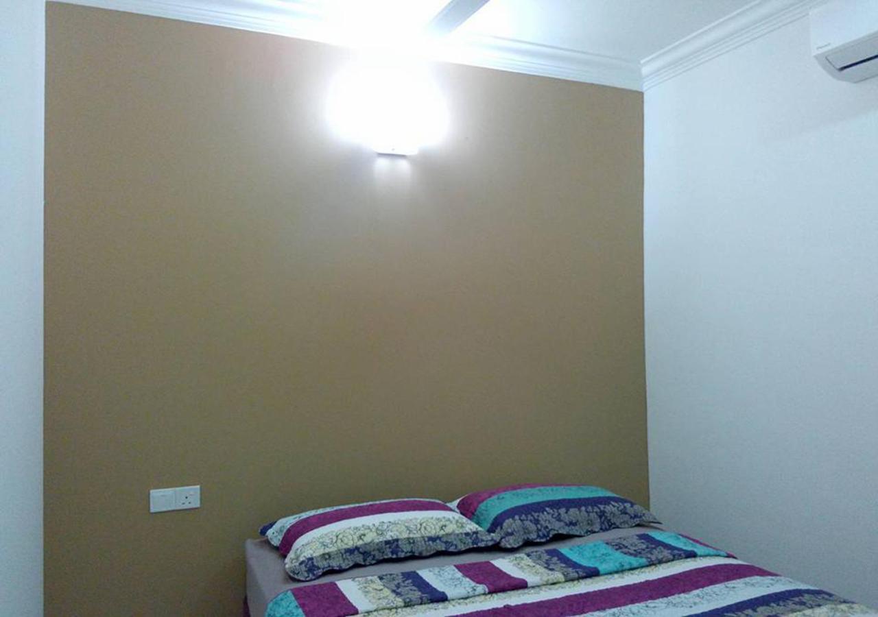 Cityscape Lodge: Budget-Friendly Stay with Free WiFi & Parking Lumut Exterior photo