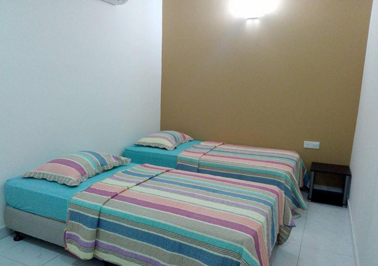 Cityscape Lodge: Budget-Friendly Stay with Free WiFi & Parking Lumut Exterior photo