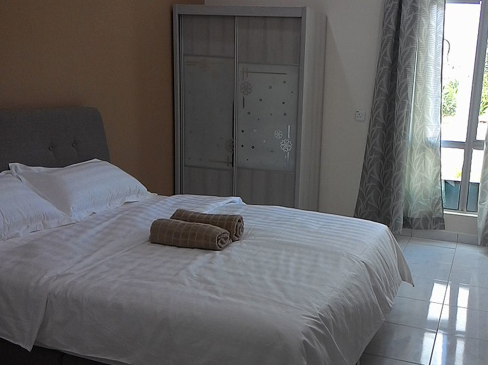 Cityscape Lodge: Budget-Friendly Stay with Free WiFi & Parking Lumut Exterior photo